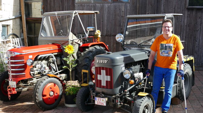 Traktor-Oldtimer-Fan und Sammler Helmut Betz mit zwei seiner zahlreichen »Schweizer Schätzchen«.  FOTO: HÄUSSLER