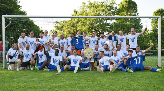 Der SV Walddorf wird mit 83 Punkten aus 32 Spielen und 137:20 Toren Meister in der Reutlinger Kreisliga A. Hintere Reihe von lin
