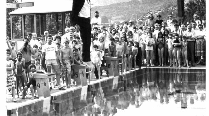 Als das Uracher Freibad nach der Sanierung und Modernisierung 1990 wiedereröffnet wurde, sprang Bürgermeister Fridhardt Pascher