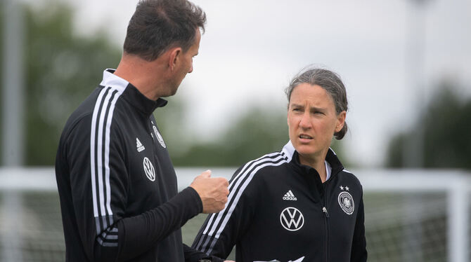 Michael Fuchs, Torwart-Trainer der DFB-Frauen, im Gespräch mit Birgit Prinz. FOTO: GOLLNOW/DPA