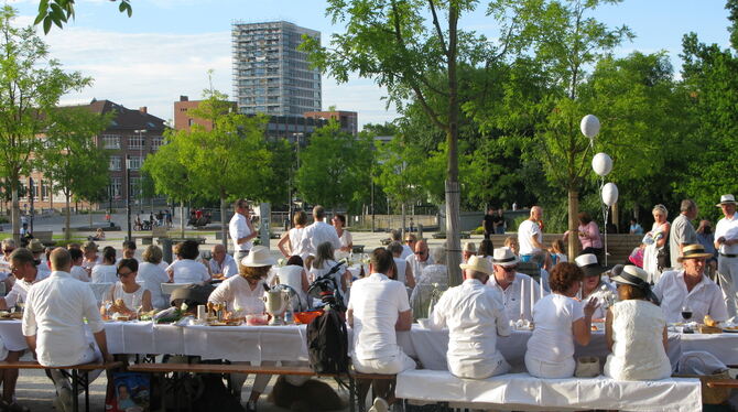 Bonne Appetit: 2019 kamen fast 150 Teilnehmer zur Premiere von Dîner en blanc in den Bürgerpark. ARCHIV-FOTO: KÜSTER Bonne Appetit: 2019 kamen fast 150 Teilnehmer zur Premiere von Dîner en blanc in den Bürgerpark. ARCHIV-FOTO: KÜSTER