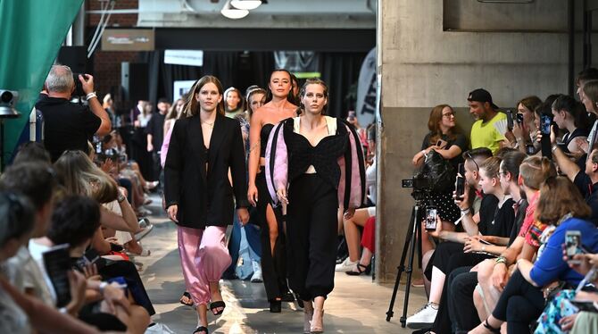 Modenschau in der Motorworld: Schlussapplaus vom Publikum für die Designer und ihre Models, ganz vorne die Zweitplatzierte Emma