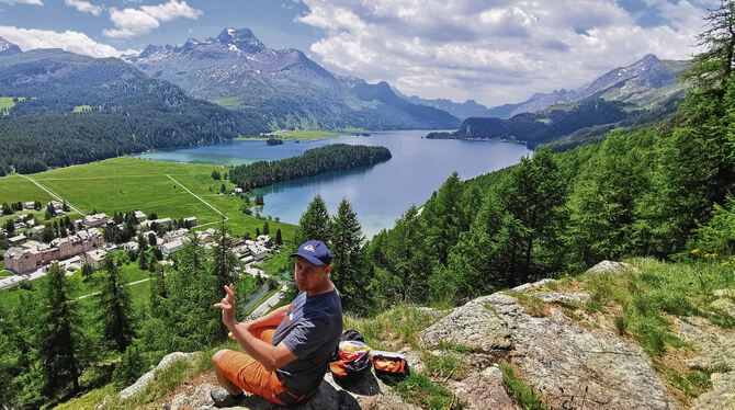 Der Blick vom Aussichtspunkt »Plaz« über dem Silsersee begeistert Tourenbegleiter Markus Griesinger.