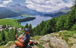 Der Blick vom Aussichtspunkt »Plaz« über dem Silsersee begeistert Tourenbegleiter Markus Griesinger. 