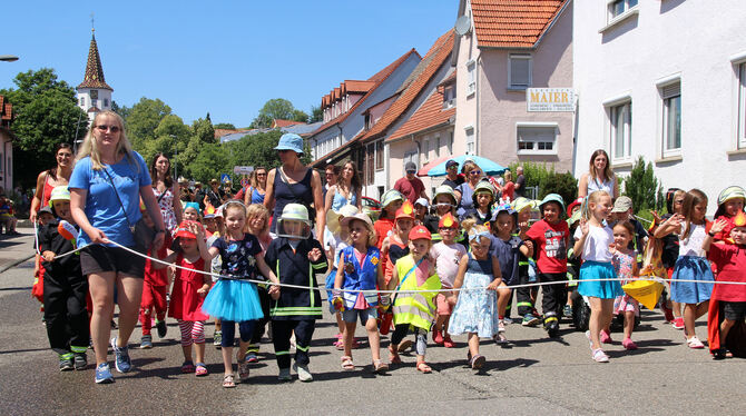 Ein prächtiger Festzug, an dem sich neben den Kids vom Kinderhaus am Steinbühl auch Feuerwehren aus dem ganzen Landkreis beteili