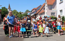 Ein prächtiger Festzug, an dem sich neben den Kids vom Kinderhaus am Steinbühl auch Feuerwehren aus dem ganzen Landkreis beteili