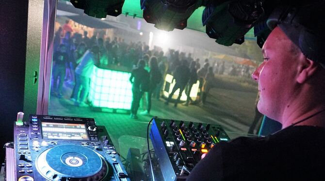 Von Schlager bis Hip-Hop: DJs sorgten auf drei Bühnen für Stimmung.  FOTO: LENK