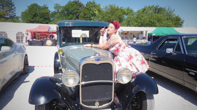 Eine Frau zeigt beim US-Car & Harley-Treffen einen Ford A von 1931. FOTO: BERNKLAU Eine Frau zeigt beim US-Car & Harley-Treffen einen Ford A von 1931. FOTO: BERNKLAU