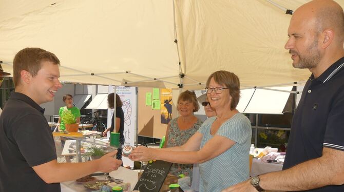 Nichtraucher Jonas Baier (links) und Bürgermeister Dr. Christian Majer (rechts) nahmen Taschenaschenbecher vom Arbeitskreis Gesu