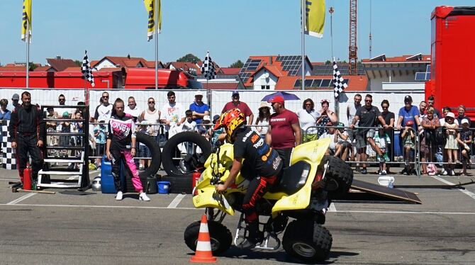 Quadfahrer auf zwei Rädern bei der Autoshow in Gomaringen.  FOTO: STRAUB