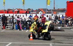Quadfahrer auf zwei Rädern bei der Autoshow in Gomaringen.  FOTO: STRAUB