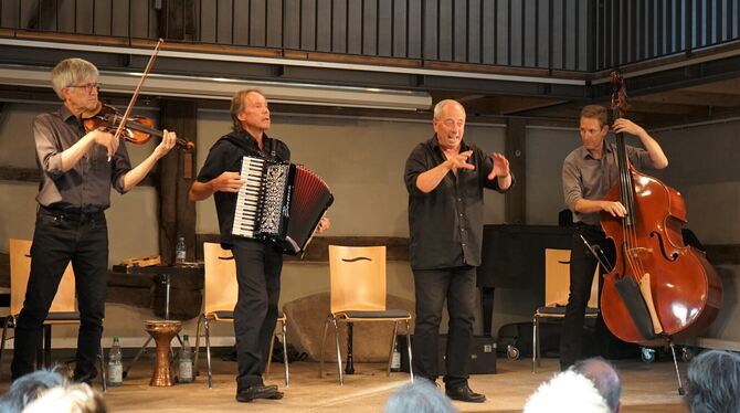 Jontef traten mit ihrem Jubiläumsprogramm im Kusterdinger Klosterhof auf. FOTO: STRAUB