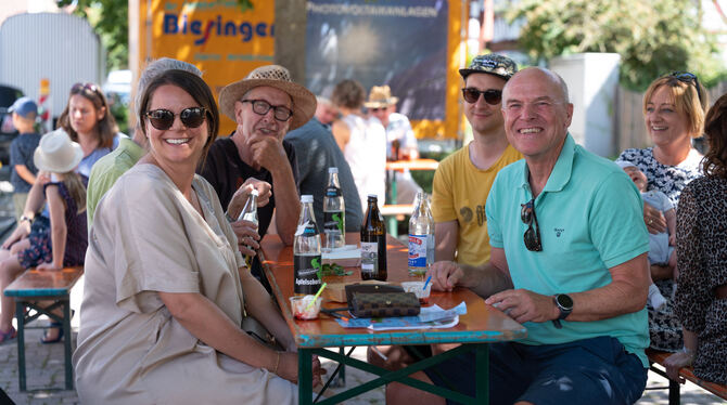 So lässt es sich gut aushalten: im Schatten in geselliger Runde beim Dorffest in Nehren.  FOTO: EBER
