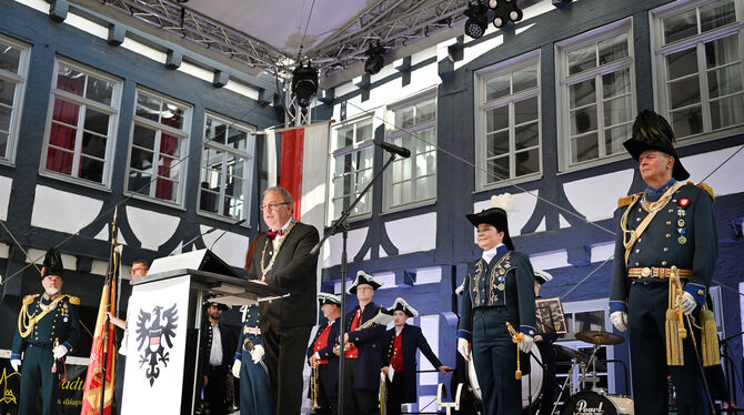 Schwörtagsrede vor historischer Kulisse: OB Thomas Keck mit Stadtgarde und Musikern der Stadtkapelle. FOTOS: PIETH Schwörtagsrede vor historischer Kulisse: OB Thomas Keck mit Stadtgarde und Musikern der Stadtkapelle. FOTOS: PIETH