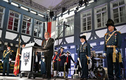 Schwörtagsrede vor historischer Kulisse: OB Thomas Keck mit Stadtgarde und Musikern der Stadtkapelle. FOTOS: PIETH