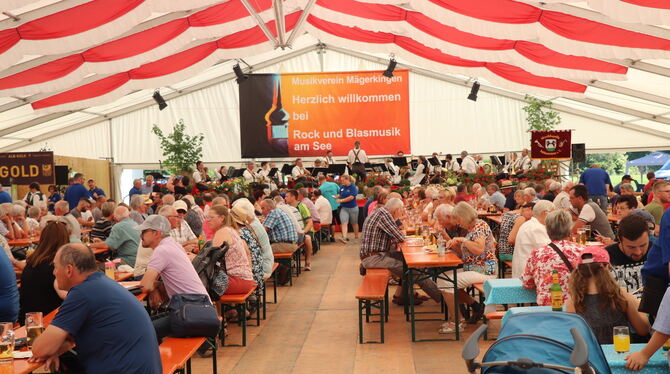 Der Musikverein Mägerkingen feierte am Wochenende sein traditionelles Rock- und Blasmusikfest am See.  FOTO: BLOCHING