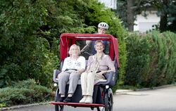 Personentransport mit dem Lasten-E-Bike bei der Feier des 25-jährigen Bestehens des Gemeindepflegehauses.   FOTO: ZIEGLERSCHE