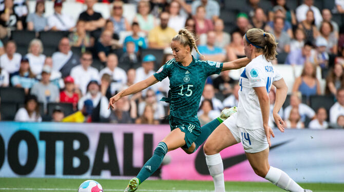 Giulia Gwinn (Deutschland) im Zweikampf mit Heidi Kollanen (Finnland).  FOTO: MEMMLER/EIBNER