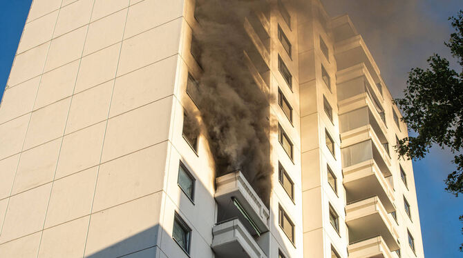 Im elften Stock dieses Hochhauses in Stuttgart-Vaihingen brach das Feuer aus.