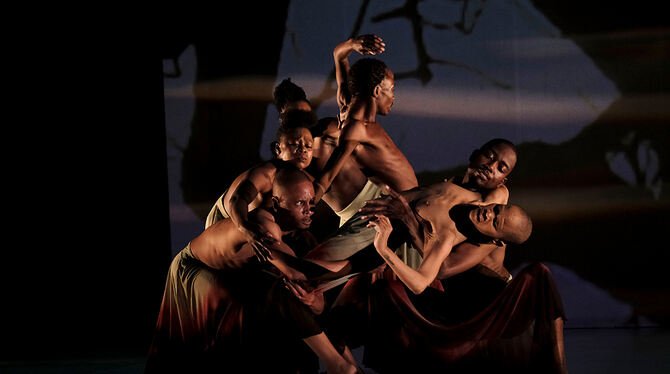 Szene aus Dada Masilos Choreografie »The Sacrifice« mit der Dance Factory aus Johannesburg.  FOTO: JOHN HOGG