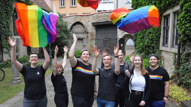 Mitglieder der ersten Stunde: In Reutlingen wurde jetzt ein Christopher-Street-Day-Verein gegründet, der nicht nur fürs Foto Reg Mitglieder der ersten Stunde: In Reutlingen wurde jetzt ein Christopher-Street-Day-Verein gegründet, der nicht nur fürs Foto Reg