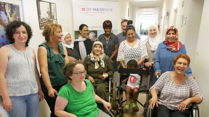 Wie es sich anfühlt, in einem Rollstuhl zu sitzen, probierten Susanne Häcker (links) und Carola Rau bei der Aktion "Seitenwechse