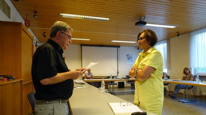 Bezirksbürgermeister Wilhelm Haug verpflichtet Eva Müllerschön als neues Mitglied des Mittelstädter Bezirksgemeinde- rates. FOTO