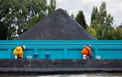 Kohlefrachter auf dem Rhein
