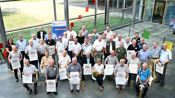 Vor einem halben Jahrhundert haben sie ihren Meisterbrief abgelegt, gestern wurden sie dafür im Tübinger Landratsamt geehrt. FOT