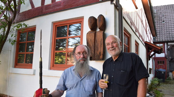 »Da stehen zwei ehemalige Nehrener Gemeinderäte«, sagt CHC Geiselhart (links). Am Haus von Friedhelm Göltenboth (rechts) hat er