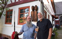 »Da stehen zwei ehemalige Nehrener Gemeinderäte«, sagt CHC Geiselhart (links). Am Haus von Friedhelm Göltenboth (rechts) hat er 