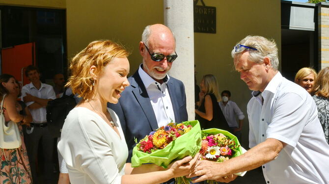 Der Alte und die Neue: Rektor Klaus Michelsburg (Mitte) geht – Katharina Thumm kommt und erhält Blumen von Schulamtsleiter Rolan