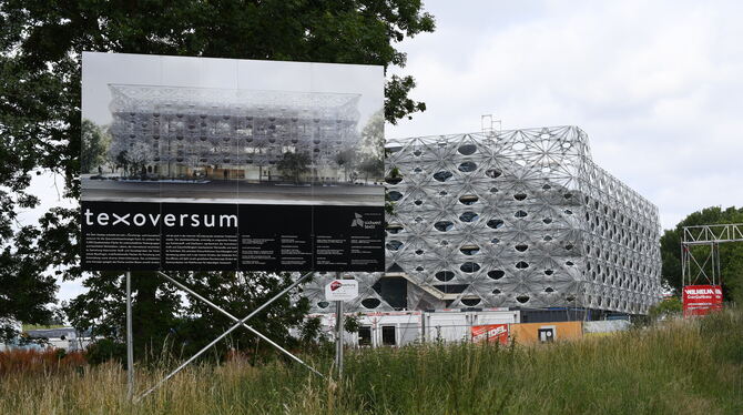 Was da am Rande des Campus der Hochschule Reutlingen entsteht, soll auch ein öffentliches Gebäude sein.