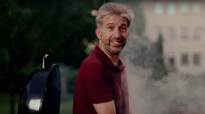 Im Video kommt Boris Palmer auf einem fahrenden und rauchenden Grill ins Bild. Im Video kommt Boris Palmer auf einem fahrenden und rauchenden Grill ins Bild.