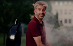 Im Video kommt Boris Palmer auf einem fahrenden und rauchenden Grill ins Bild.