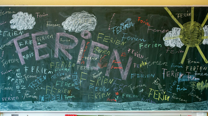 Endlich Ferien! Das rufen Kinder je nach Bundesland zu unterschiedlichen Zeitpunkten. FOTO: PATRICK PLEUL/DPA Endlich Ferien! Das rufen Kinder je nach Bundesland zu unterschiedlichen Zeitpunkten. FOTO: PATRICK PLEUL/DPA