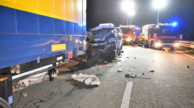 Mann fährt in Stauende und wird lebensgefährlich verletzt