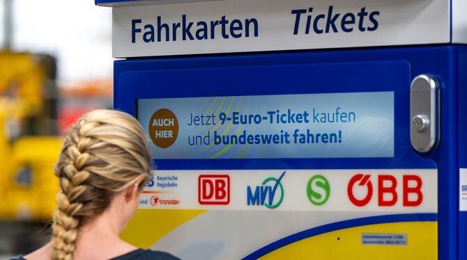 Werbung für das 9-Euro-Ticket an einem Automaten