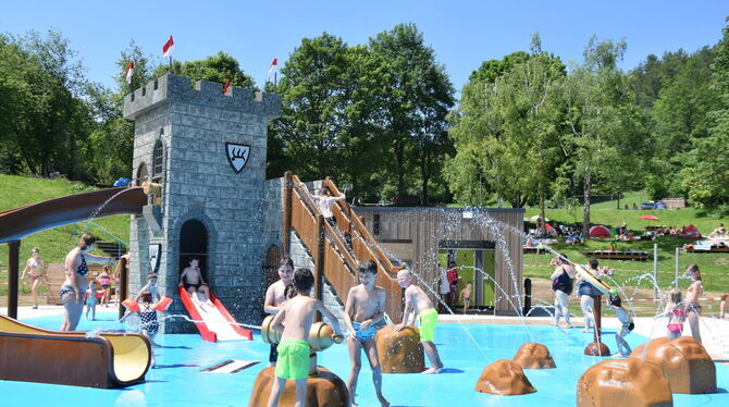 Freibad Münsingen Das Münsinger Freibad ist 2019 grundlegend erneuert worden. Im Kinderbereich wartet eine Wasserspielburg auf die Kleinen.