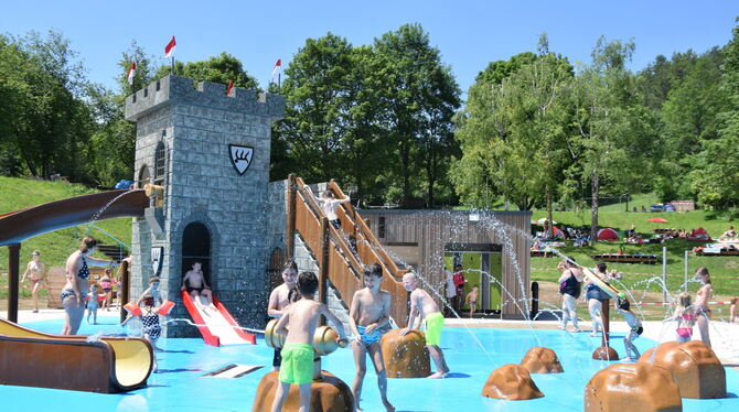 Das Münsinger Freibad ist 2019 grundlegend erneuert worden. Im Kinderbereich wartet eine Wasserspielburg auf die Kleinen.