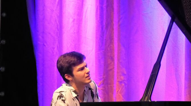 Robert Neumann beim Festival Erbe Concerts im Tübinger Schlosshof.  FOTO: BERNKLAU