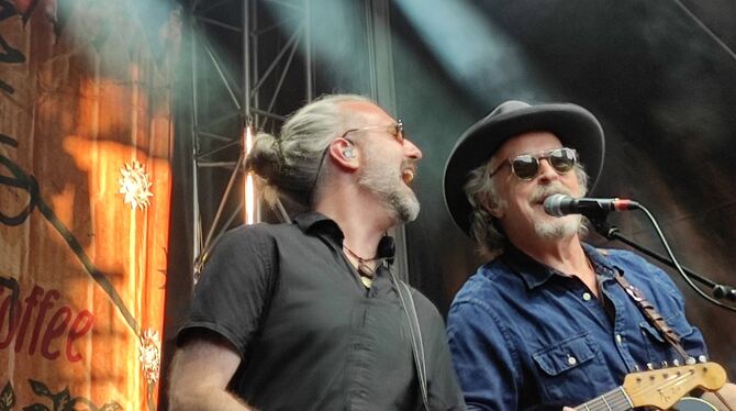 In bester Spiellaune: Gitarrist Ulrich Rode und Sänger Wolfgang Niedecken beim Auftritt auf dem Marktplatz in Balingen.  FOTO: K