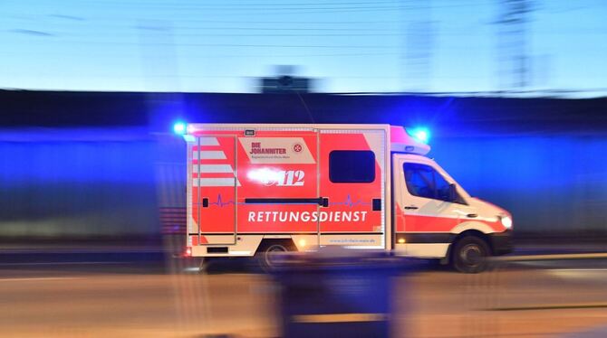 Ein Rettungswagen ist mit eingeschaltetem Blauchlicht im Einsatz