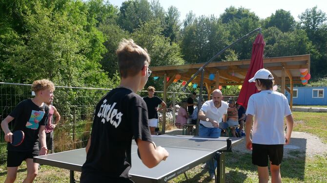 Zum Start gab’s beim neuen Jugendtreff ein Tischtennisturnier, bei dem auch Bürgermeister Christian Majer gefordert war.  FOTO: