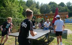 Zum Start gab’s beim neuen Jugendtreff ein Tischtennisturnier, bei dem auch Bürgermeister Christian Majer gefordert war.  FOTO: 