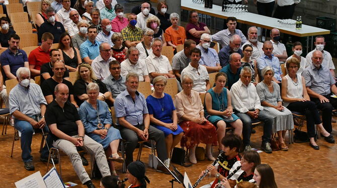 Eine Polka für die Geehrten (vorne von links, jeweils mit Begleitung): Hartmut Kocher, Gebhard Koll, Rösi Krautter, Hans Müller