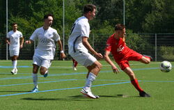 Young-Boys-Zugang Markus Wagner (Mitte) im Zweikampf mit Kevin Müller vom FC Holzhausen.  FOTO: MEYER