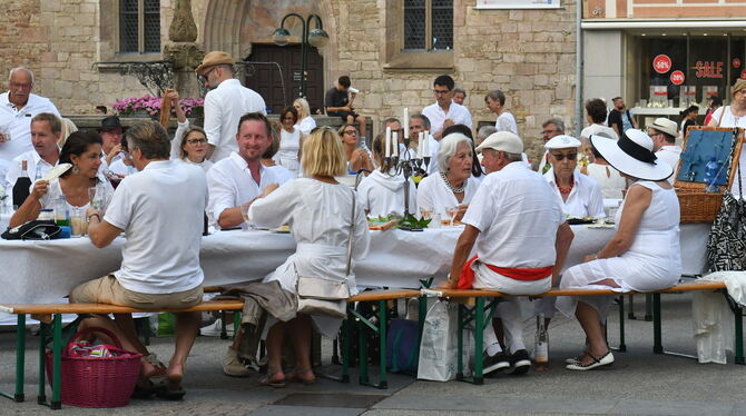 Dresscode weiß: Kultivierte Lebensfreunde in die krisengebeutelten Innenstadt.  FOTO: MEYER