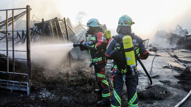 Brand bei Reifenhändler - Vier Verletzte und Millionenschaden