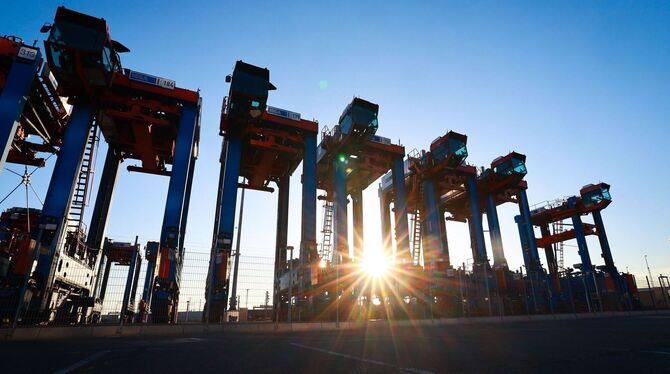 Containerumschlag im Hafen Hamburg